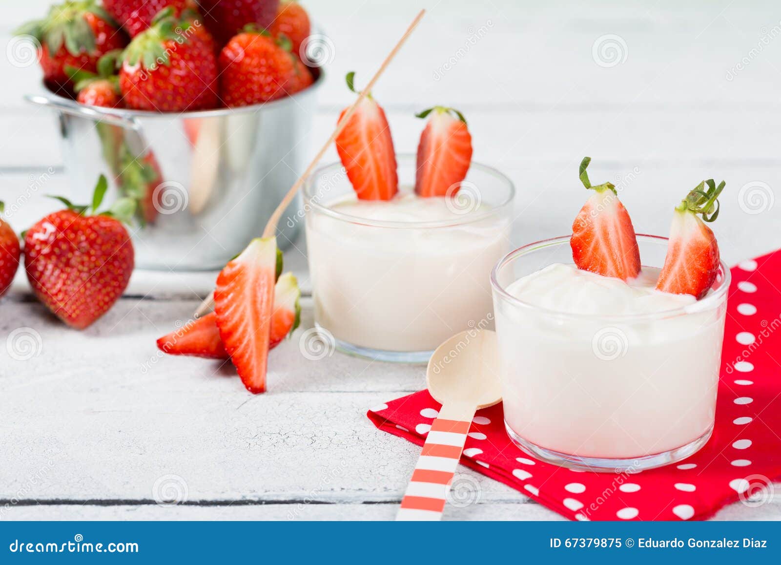 Erdbeerjoghurt stockbild. Bild von milchshake, frucht - 67379875