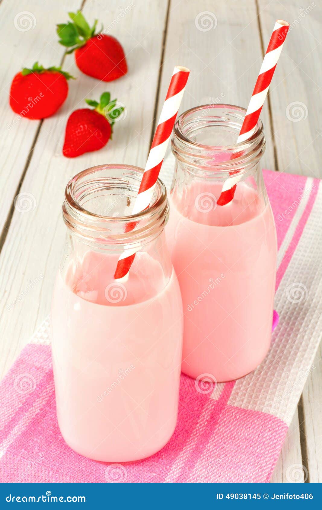 Erdbeermilch in Den Flaschen Auf Tabelle Stockbild - Bild von gesund ... Erdbeermilch in Den Flaschen Auf Tabelle Stockbild - Bild von gesund ...