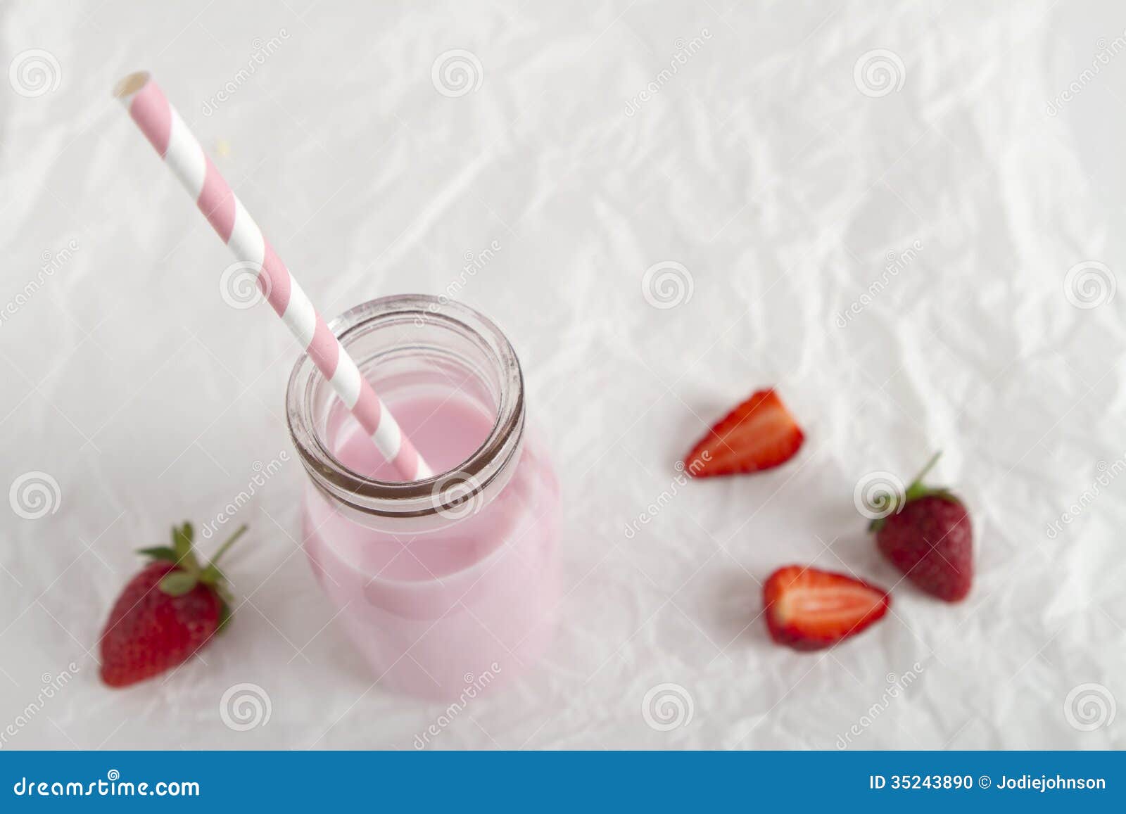 Erdbeermilch in Der Retro- Flasche Auf Dem Hintergrund Horizontal ... Erdbeermilch in Der Retro- Flasche Auf Dem Hintergrund Horizontal ...