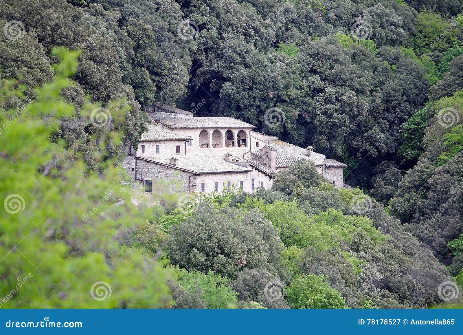 Eremo delle Carceri, Umbria, Italien. Eremo delle Carceri, montering Subasio, Umbria, Italien Den Eremo dellen Carceri är en liten eremitboning i en brant skogklyfta på monteringen Subasio, fyra kilometer från Assisi Ordet Carceri är från latinska carceres och hjälpmedel isolerade ställen I det 13th århundradet gick tillbaka St Francis av Assisi här under hans liv för att be