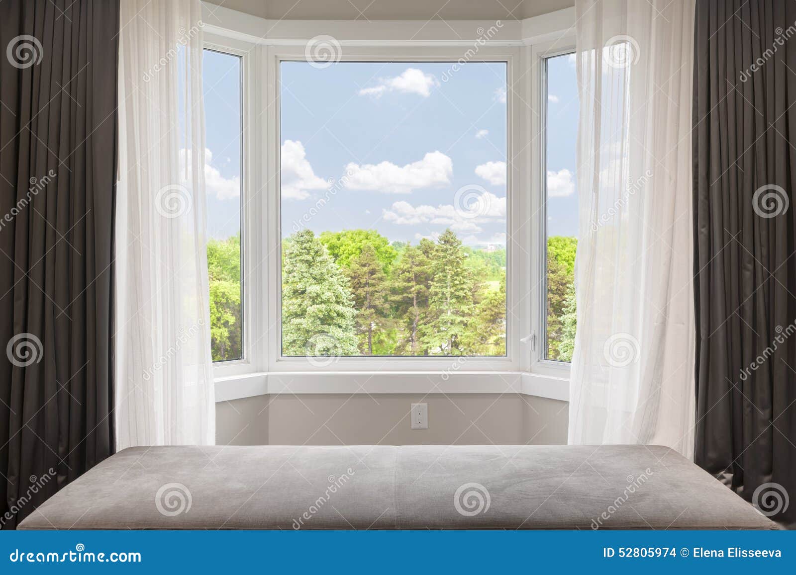 Erkerfenster Mit Sommeransicht Stockfoto Bild von schacht, himmel