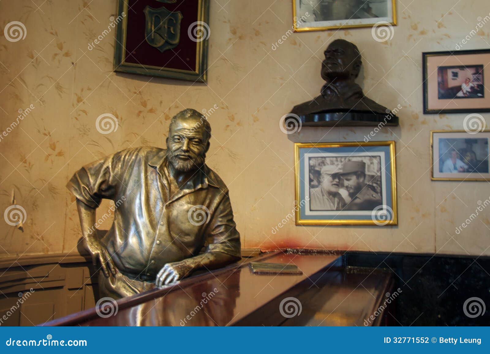Ernest Hemingway Bronze Statue Redaktionelles Stockfotografie Bild