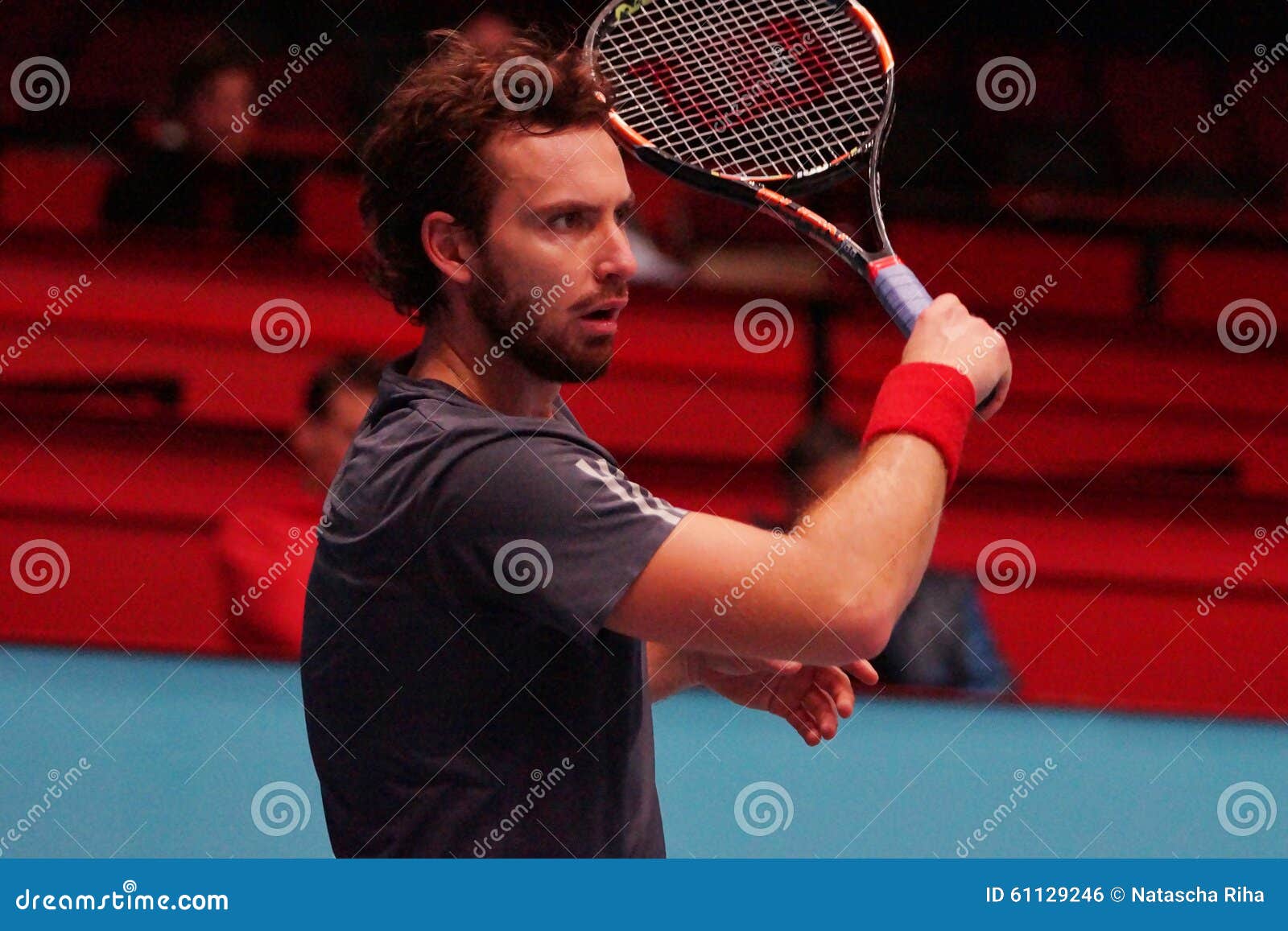 ΒΙΕΝΝΗ, ΑΥΣΤΡΙΑ - 21 ΟΚΤΩΒΡΊΟΥ 2015: Ernests Gulbis (LAT) κατά τη διάρκεια της 2$ας στρογγυλής αντιστοιχίας του ενάντια στο John Isner (ΗΠΑ) στην τράπεζα Erste ανοικτή στη Βιέννη, Αυστρία, στις 21 Οκτωβρίου 2015 Το Gulbis κέρδισε 6-4, 4-6, 6-4