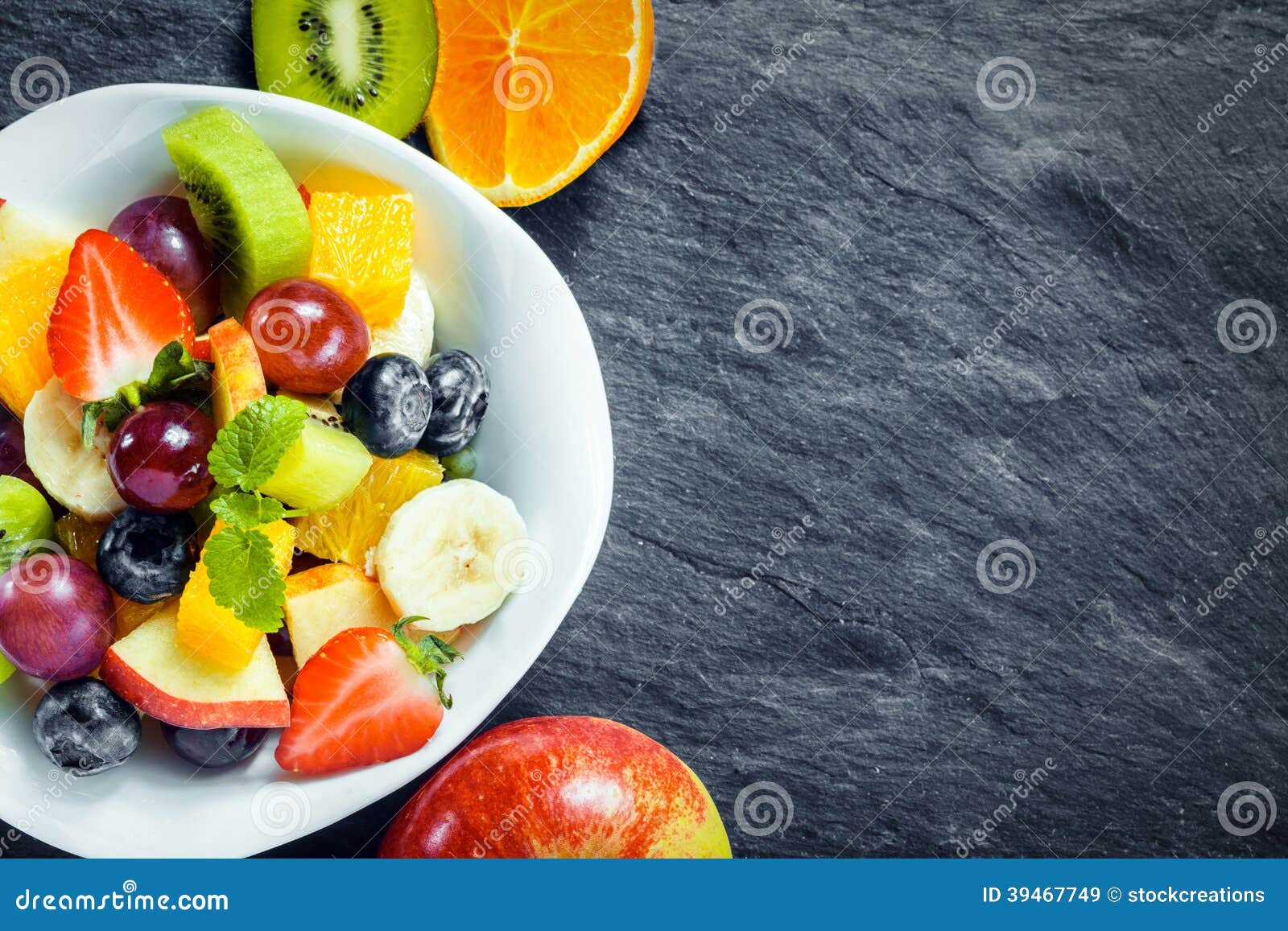 Erneuernder Frischer Tropischer Obstsalat Stockbild - Bild von kiwi ...