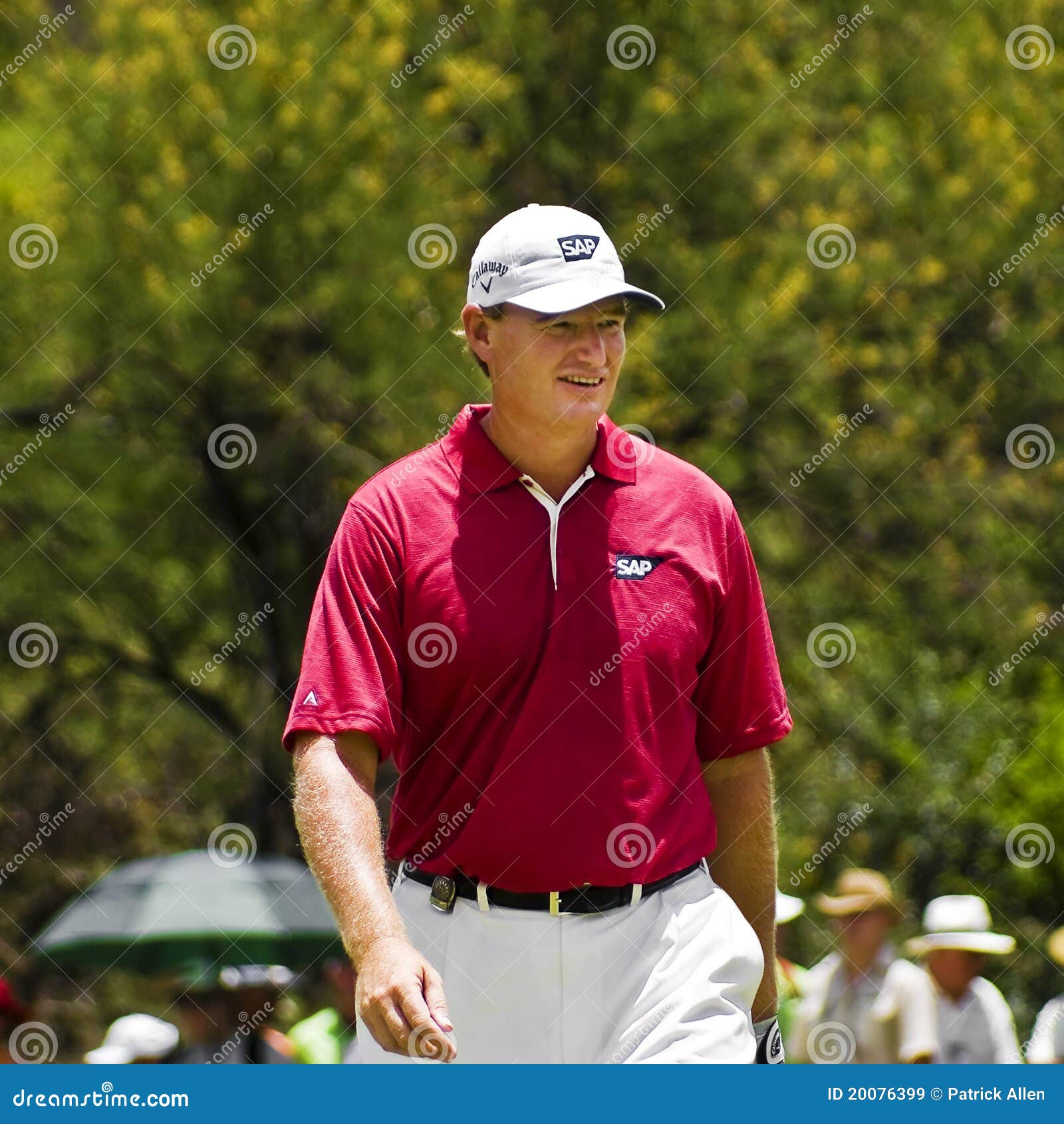 Ernie Els - NGC2010. Ernie Els sulla st Green.Putter a disposizione, subito dopo il segno del suo messo verso il foro. Guarda ardentemente la sfera viaggiare verso il foro. Il sig. Els, è egualmente affettuoso sa come ?il GRANDE FACILE? ai suoi molti ventilatori locali, nell'anniversario del sud di golf Course.30th del giocatore di Gary della città Africa2010 12 05Sun, il golf Challenge.Nedbank di Nedbank i milione golf Tournament.Lee Westwood - vincitore del dollaro sul torneo, al giorno finale.