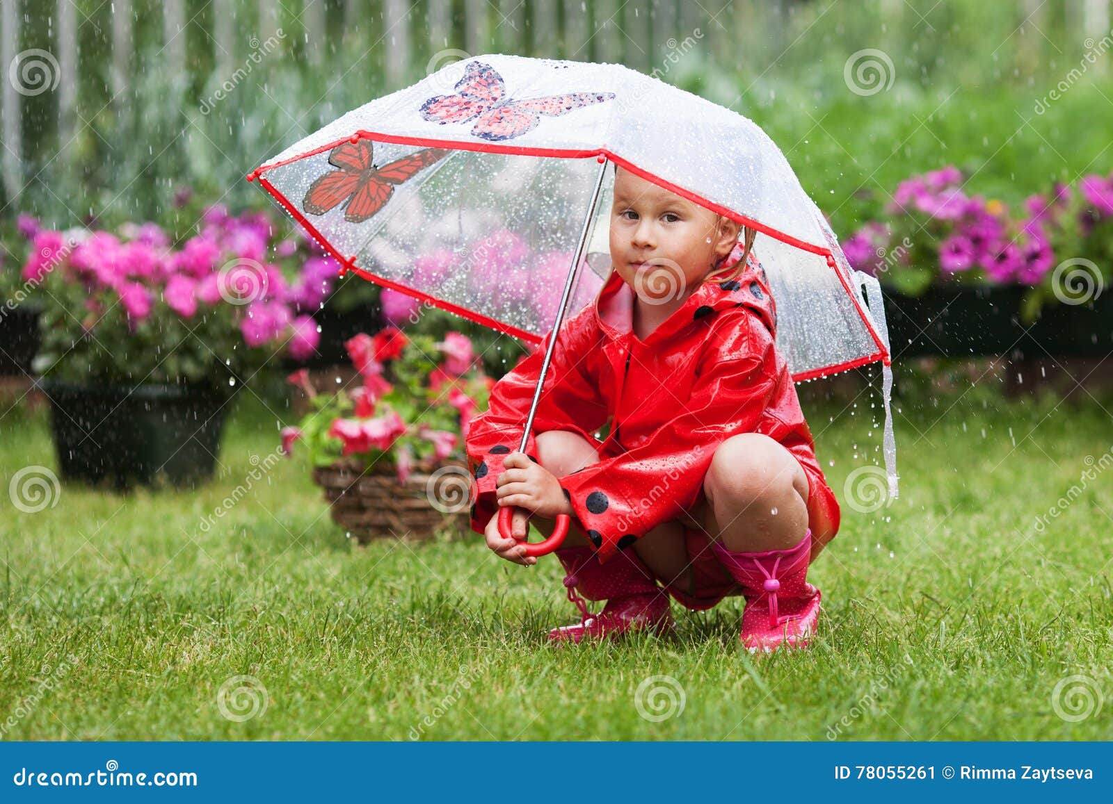Ernstig Peinzend Mooi Meisje in Rode Regenjas Met Paraplu Stock Afbeelding Image of paraplu kind 78055261
