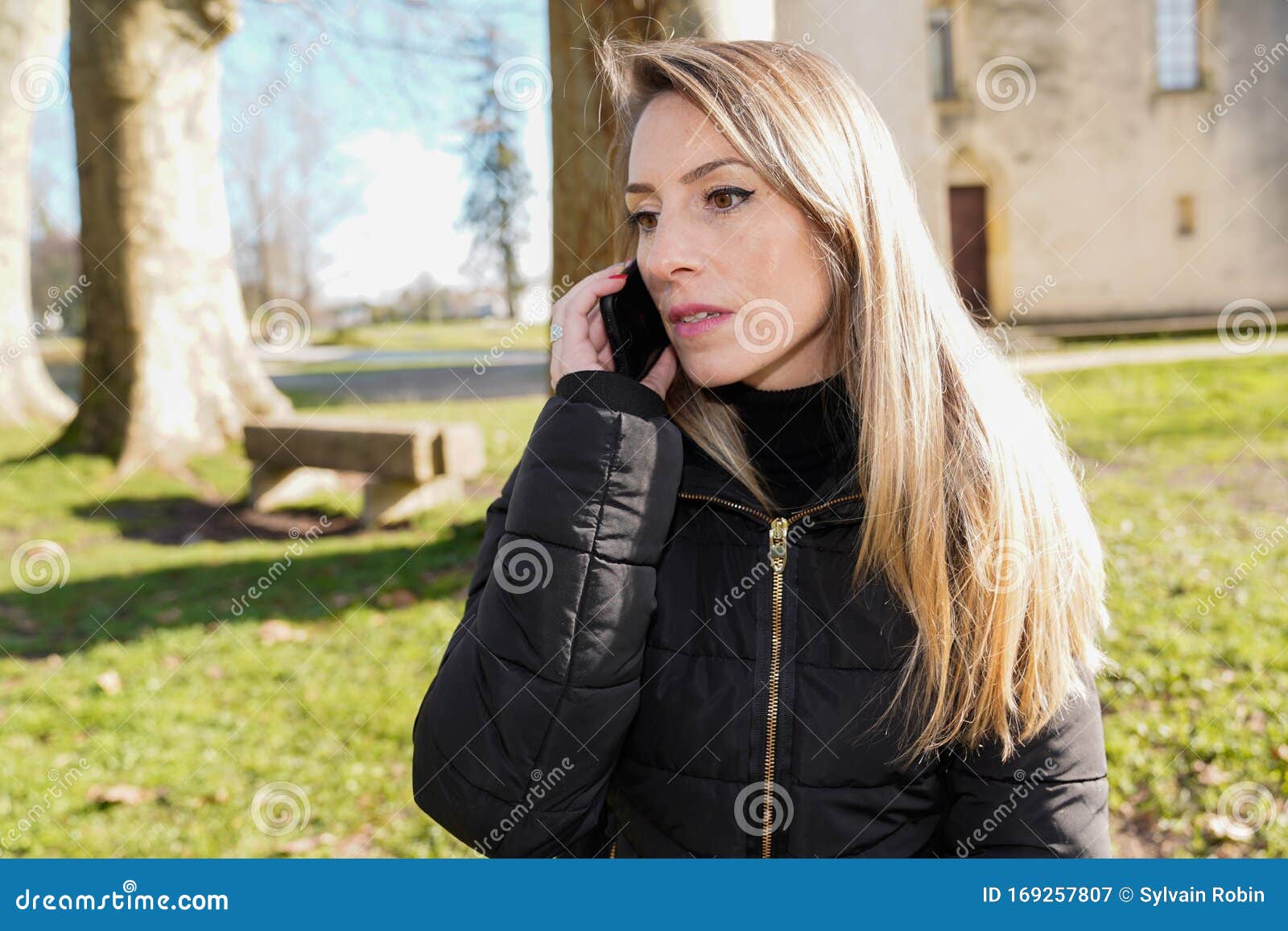 Generator Tijdens ~ Een goede vriend Ernstige Blonde Vrouw, Gekleed in Zwarte Jas, Belt Op De Smartphone, De  Smartphone, in Het Straatpark Stock Afbeelding - Image of schoonheid,  levensstijl: 169257807