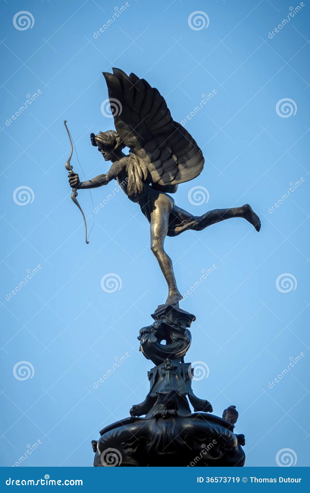 eros statue at piccadilly circus