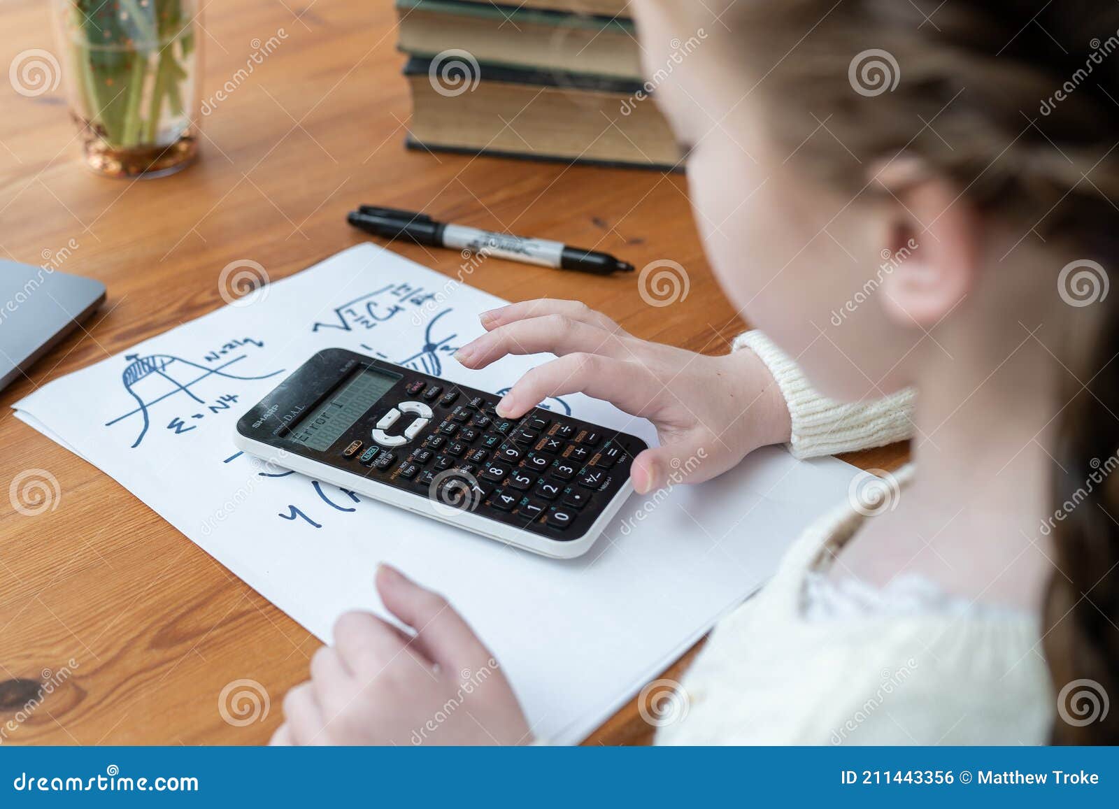 Gallo martillo Ten cuidado Error De Cálculo Jovencita Que Usa Calculadora Científica Para Matemáticas Complejas Avanzadas Con Mensaje De Error En La Pantalla Foto de archivo - Imagen de alerta, problemas: 211443356 Gallo martillo Ten cuidado Error De Cálculo Jovencita Que Usa Calculadora Científica Para Matemáticas Complejas Avanzadas Con Mensaje De Error En La Pantalla Foto de archivo - Imagen de alerta, problemas: 211443356