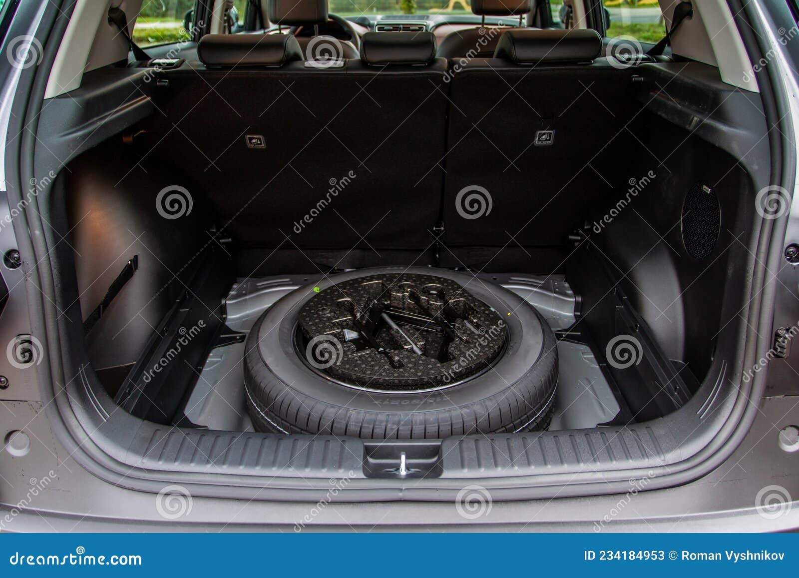 Ersatzrad Im Kofferraum Eines Modernen Autos. Stockbild - Bild von  rückseite, laufwerk: 234184953