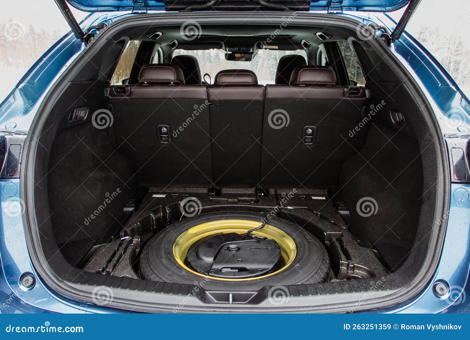 Ersatzrad Im Kofferraum Eines Modernen Autos. Stockfoto - Bild von