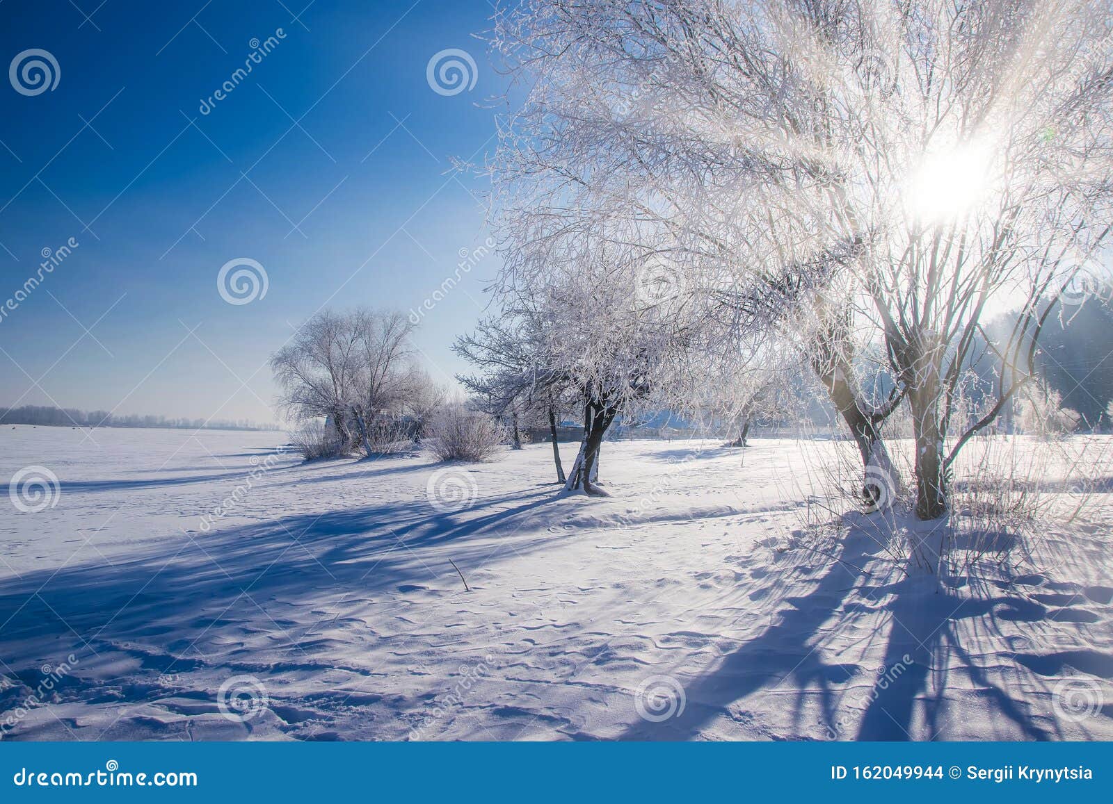 frontscheibe mit wärmedecke und ein bisschen schnee - ein lizenzfreies  Stock Foto von Photocase