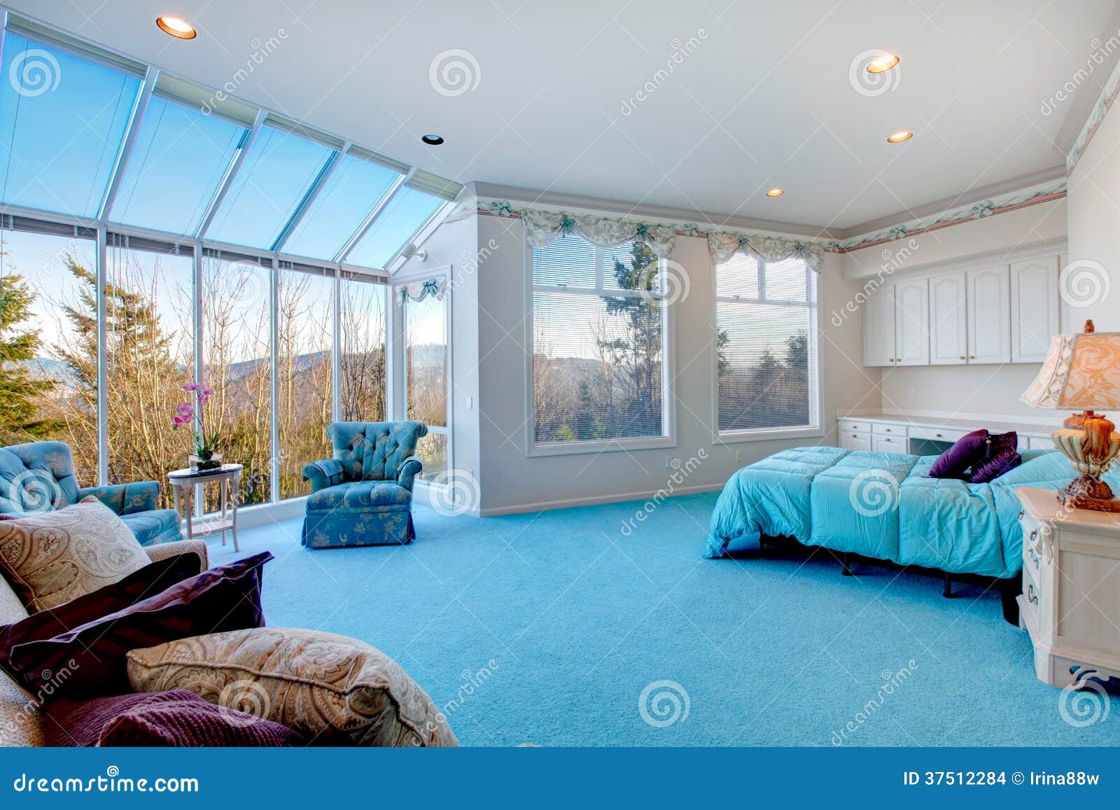 Erstaunliches Hellblaues Und Weißes Schlafzimmer Mit Glaswand Stockfoto