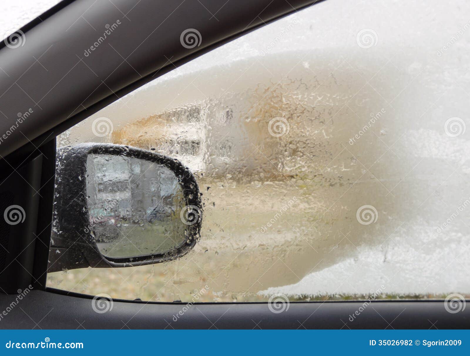 Erster Raureif Auf Dem Fenster Des Autos Stockfoto - Bild von seite, frost:  35026982