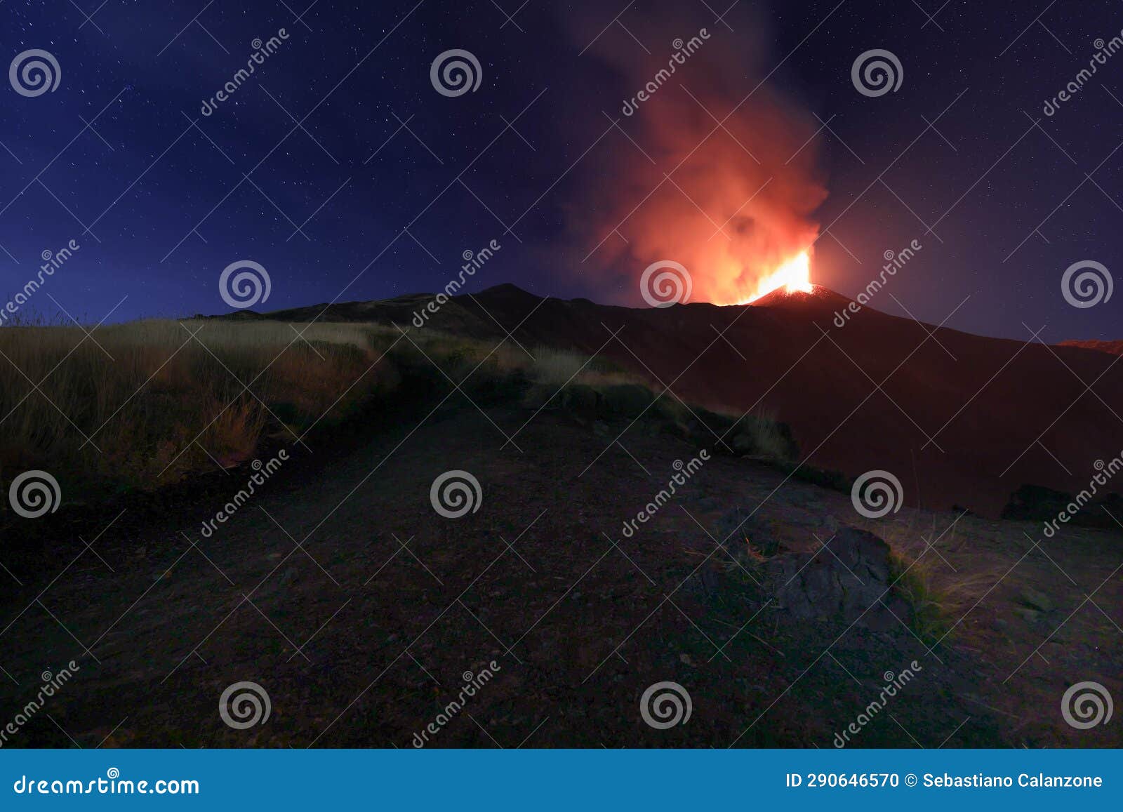 panoramica del vulcano di sicilia: etna in eruzione durante la notte con sfondo il cielo stellato