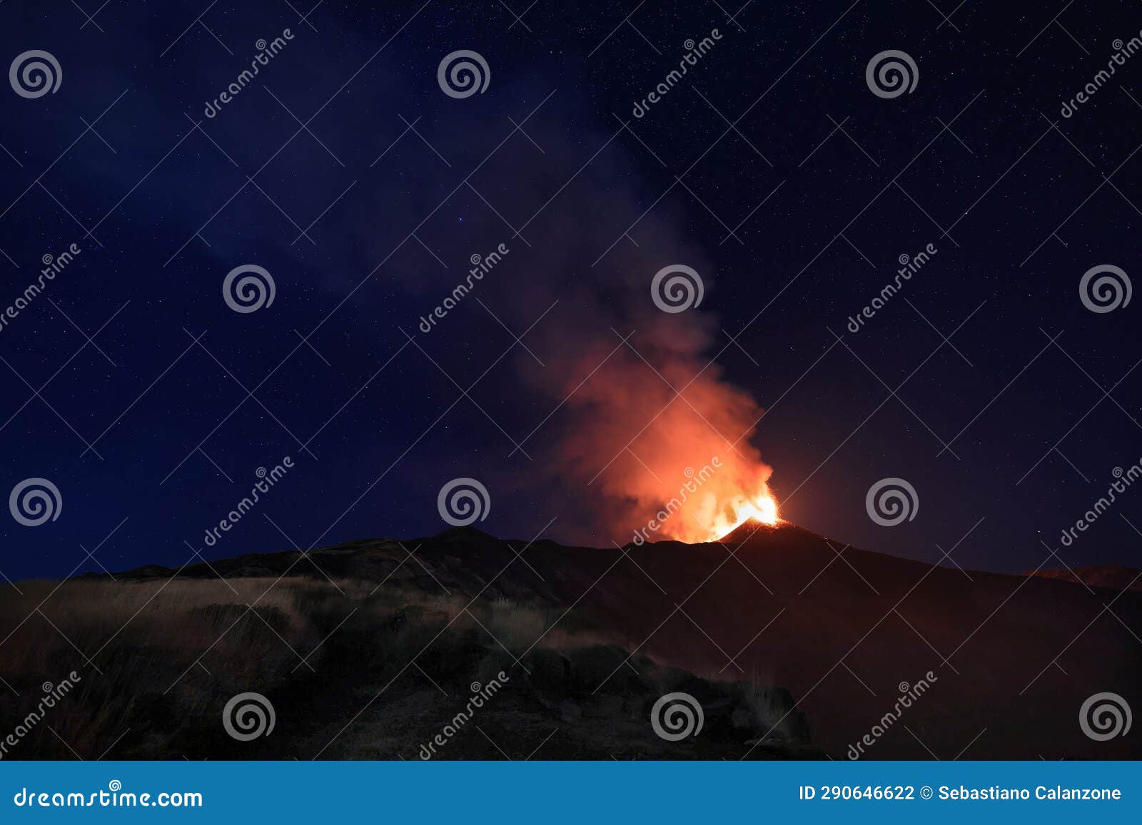eruzione dell'etna con vista panoramica durante notte suggestiva con cielo stellato
