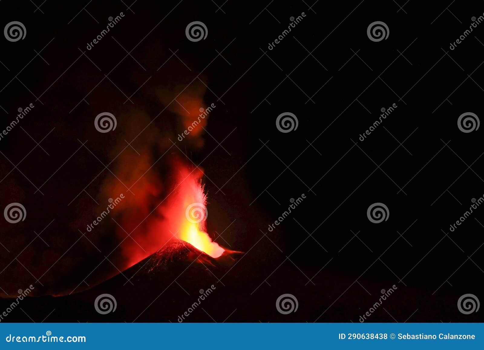 vulcano etna durante un eruzione con esplosione di lava dal cratere