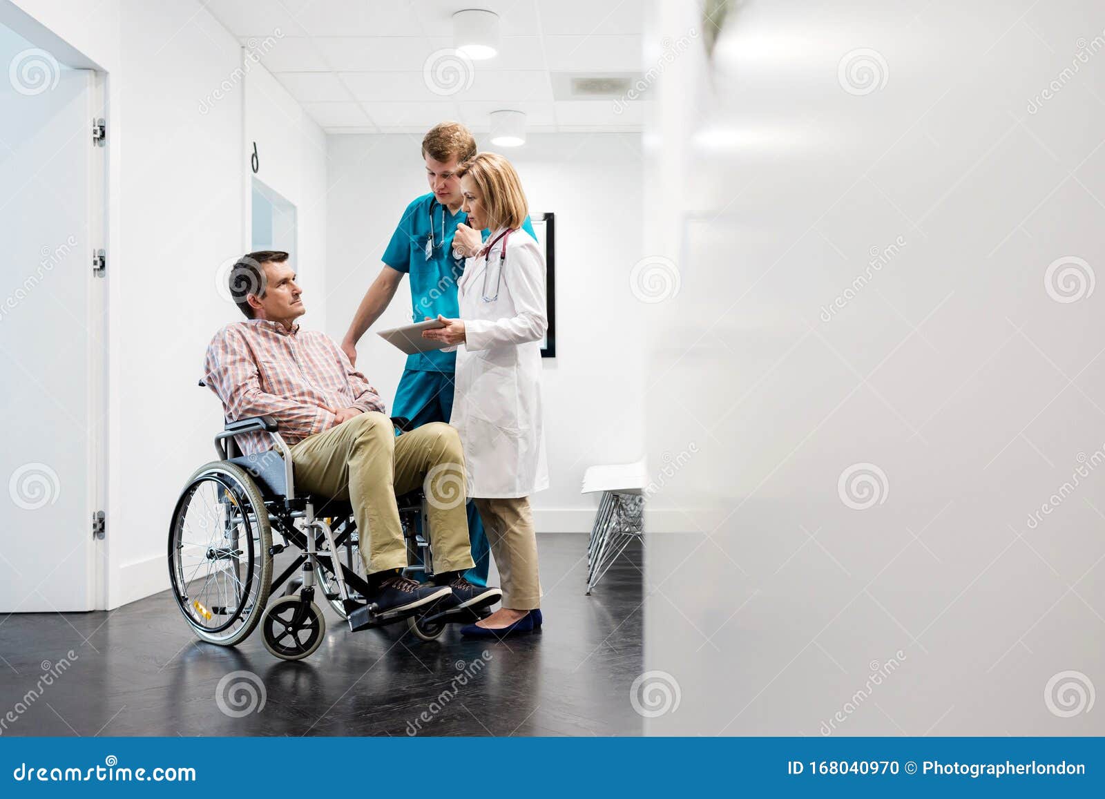 https://thumbs.dreamstime.com/z/erwachsener-arzt-mit-digitaler-tablette-der-patient-im-krankenhaus-auf-rollstuhl-erkl%C3%A4rt-wird-zustand-des-patienten-erl%C3%A4utert-168040970.jpg