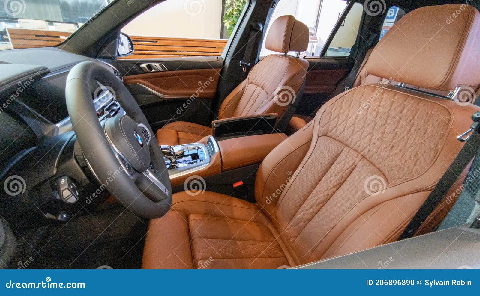 https://thumbs.dreamstime.com/z/erweitert-auto-suv-bmw-innen-mit-leder-plattensitzmultimedia-und-armaturenbrett-bordeaux-aquitaine-frankreich-206896890.jpg