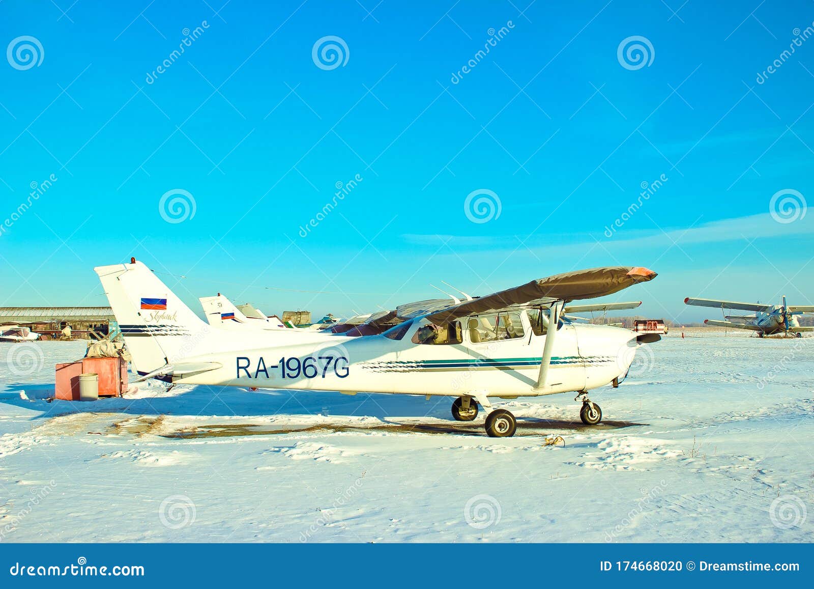 Esboços de aeronaves. Avião de inverno no museu em pé no chão