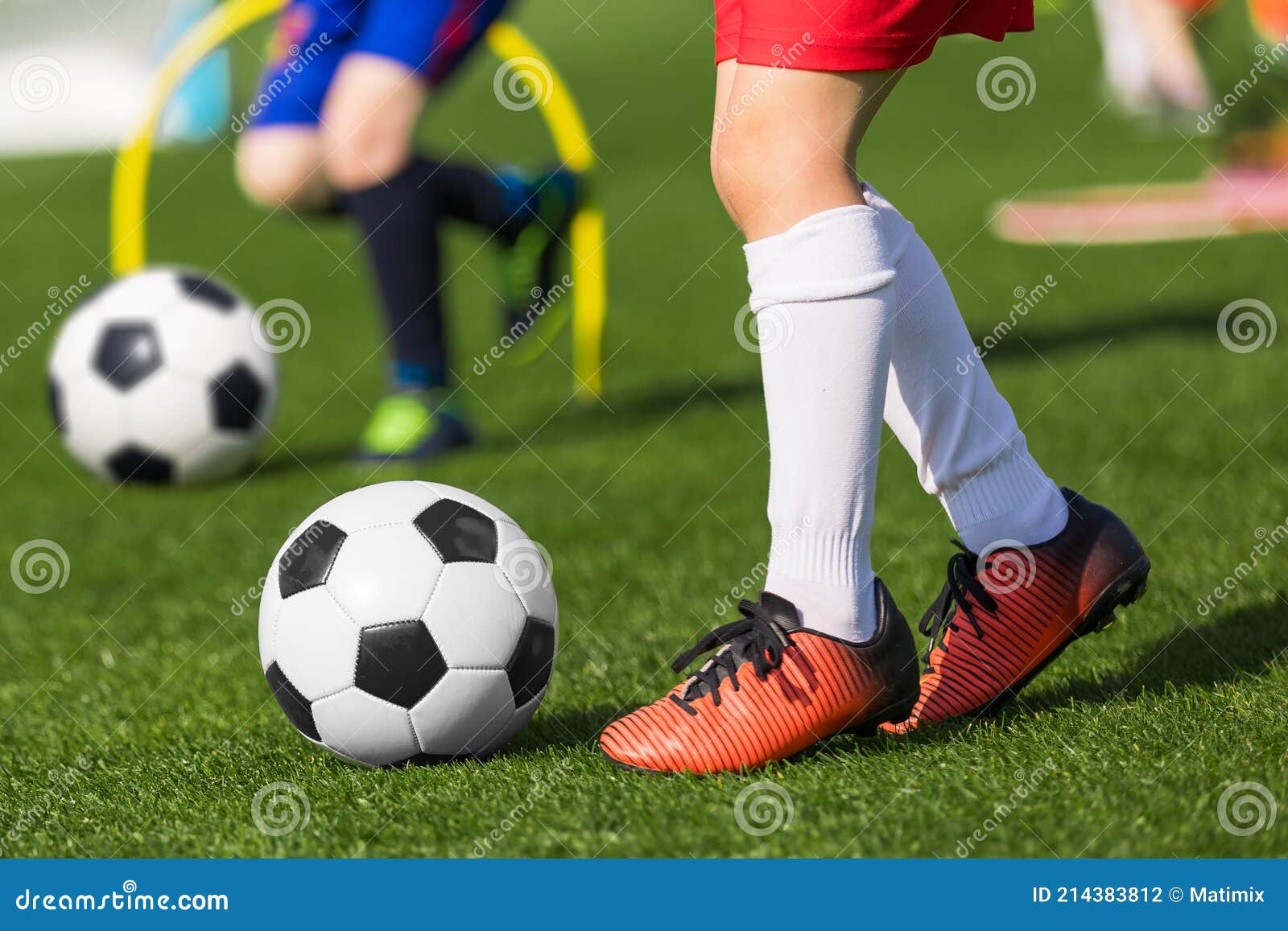 Um Jovem Jogador De Futebol Machucou Sua Perna Durante O Jogo E Bola No  Campo. Lesão Infantil No Conceito Desportivo. Cópia Foto de Stock - Imagem  de joelho, futebolista: 176890416