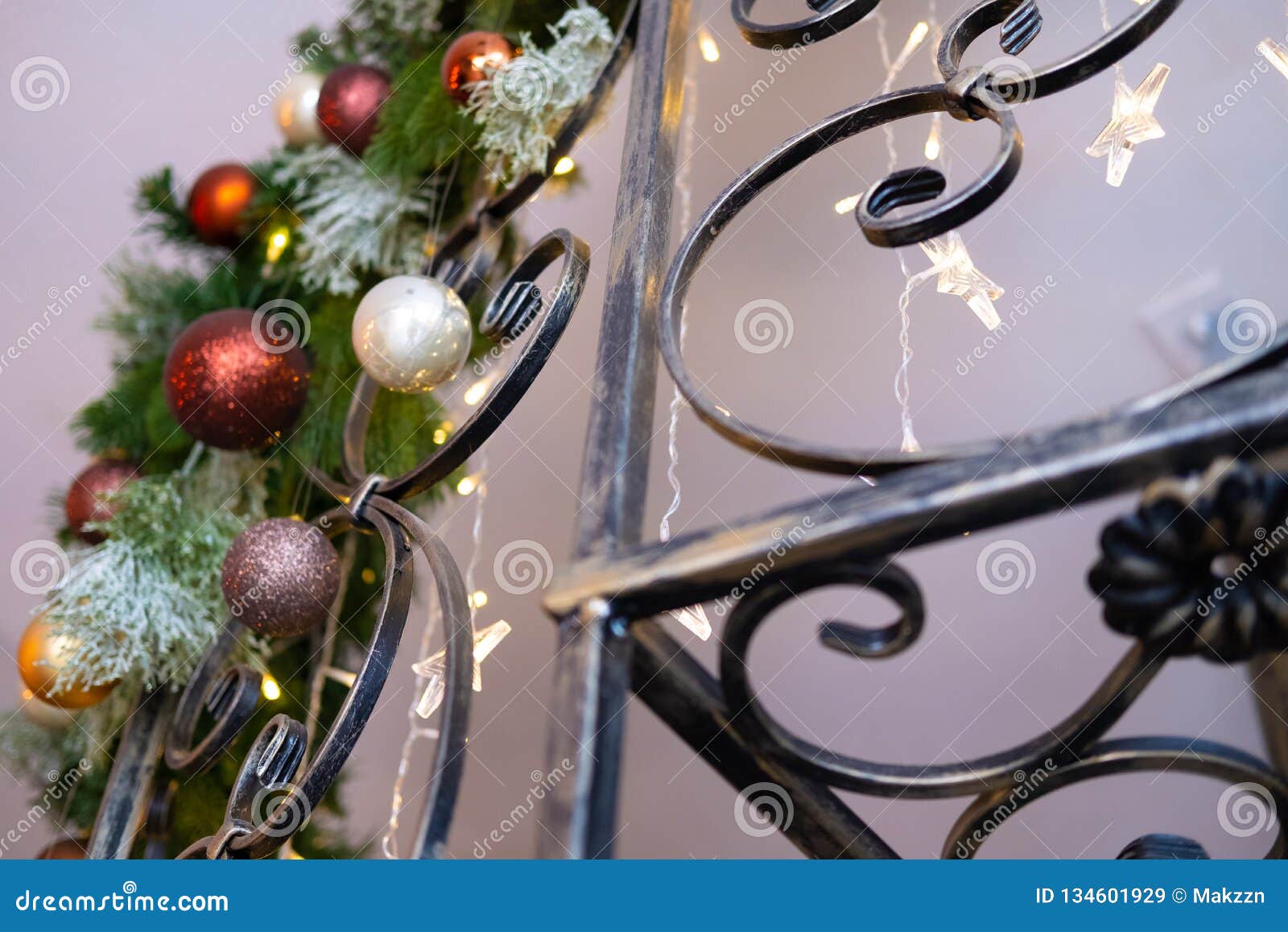 Escadaria Do Ferro Forjado Do Vintage Com a árvore De Natal Decorada No Interior Imagem de Stock - Imagem de caixa, projeto: 134601929 Escadaria Do Ferro Forjado Do Vintage Com a árvore De Natal Decorada No Interior Imagem de Stock - Imagem de caixa, projeto: 134601929