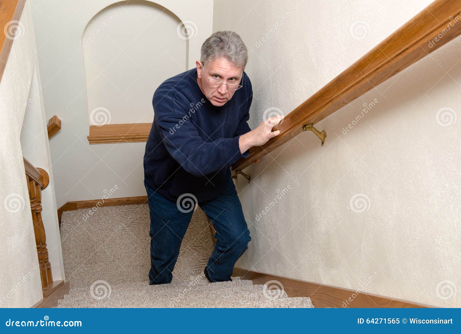 Escadas idosas da escalada do homem, assustado, confusas. Um ancião idoso está tendo escadas de escalada do problema A escadaria tem-no assustado e confuso
