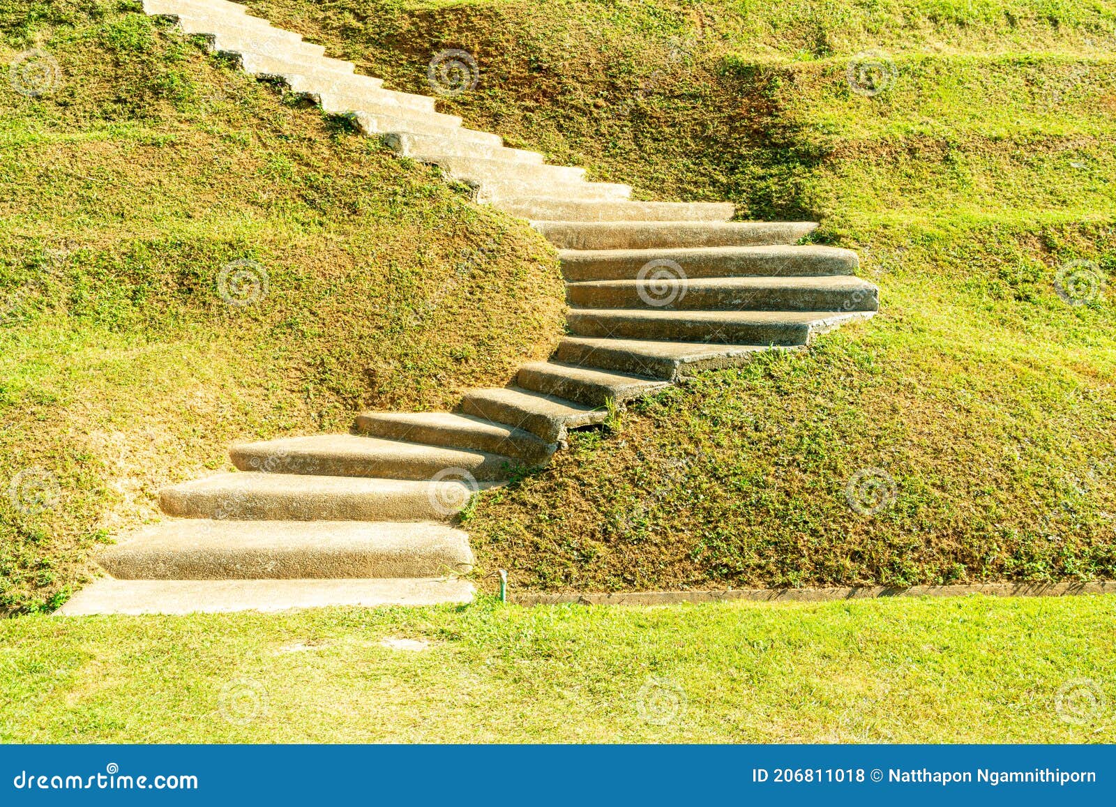 Escalón En La Colina De Césped Foto de archivo - Imagen de parque, rural:  206811018, image size:1600x1157