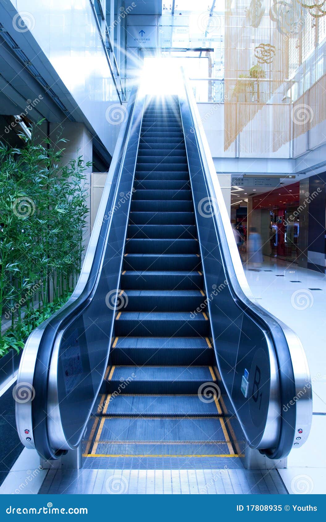 Escalator image stock. Image du moderne, down, lumineux 17808935
