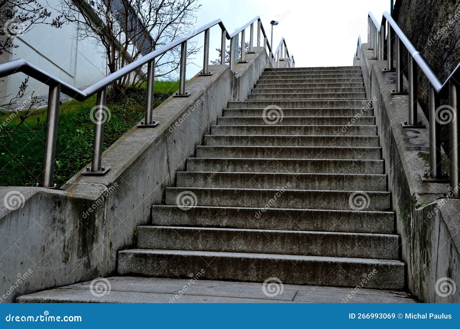 Escalera Con Lados De Concreto En Un Edificio Público. La Escalera De  Seguridad Imagen de archivo - Imagen de barandillas, doble: 266993069