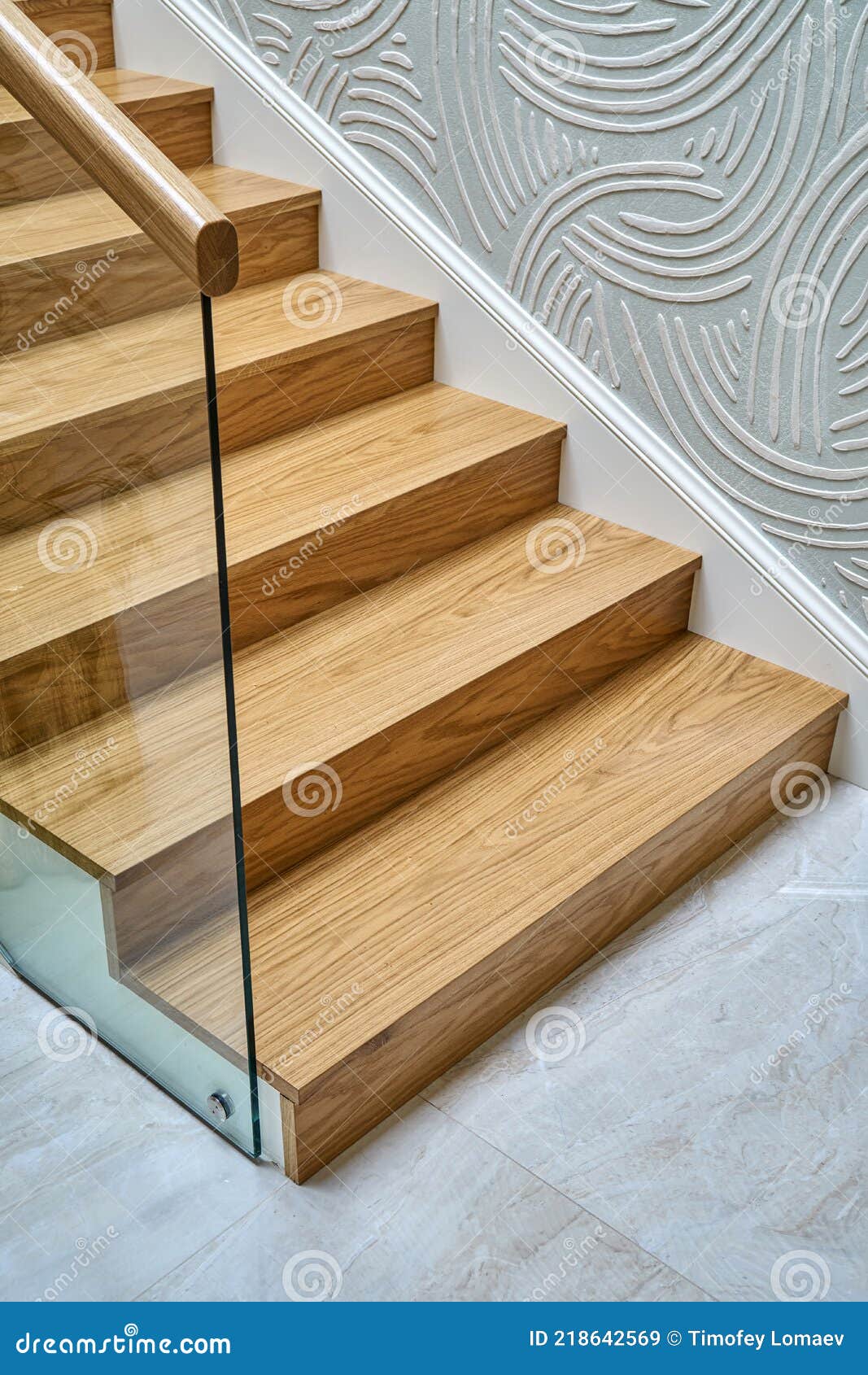 Escalera De Madera Con Barandillas De Cristal Y Pasamanos De Madera Imagen  de archivo - Imagen de adentro, casa: 218642569