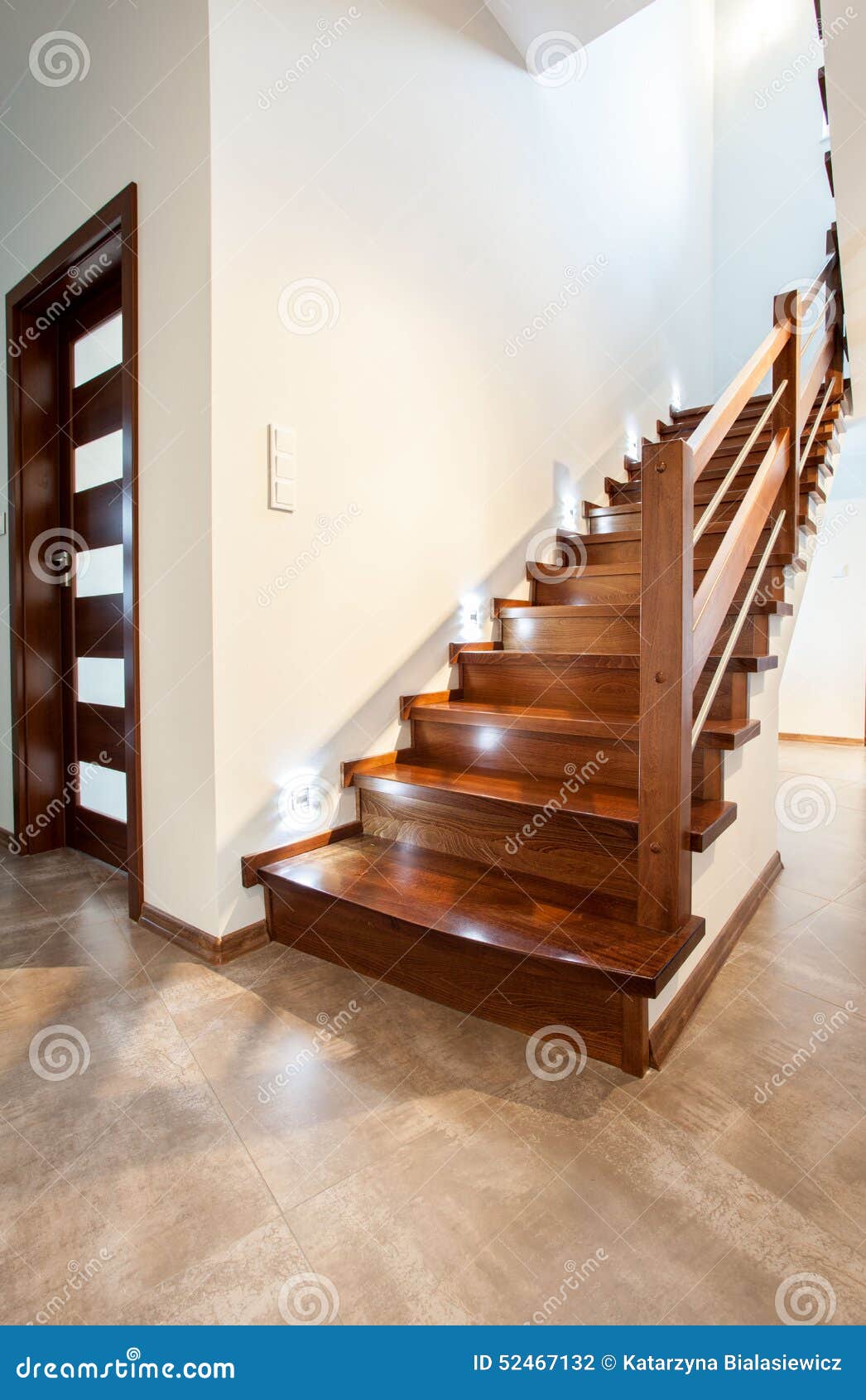 Escalera De Madera En Casa Moderna Foto de archivo - Imagen de progresivo,  lujo: 52467132