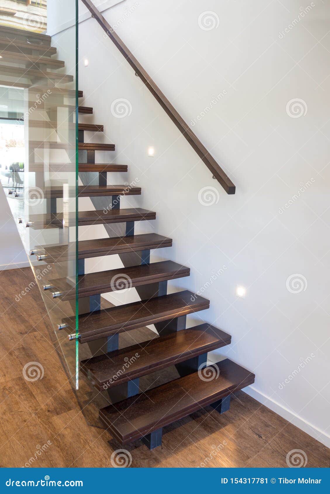 https://thumbs.dreamstime.com/z/escalera-de-madera-moderna-con-la-barandilla-cristal-gruesa-grande-del-dise%C3%B1o-moderno-el-carril-grueso-y-mano-154317781.jpg