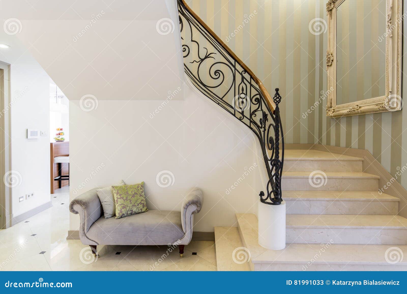 Escalera Decorativa De Madera En El Interior De La Sala De Estar Con Estilo  Foto de archivo - Imagen de elemento, comodidad: 213654012