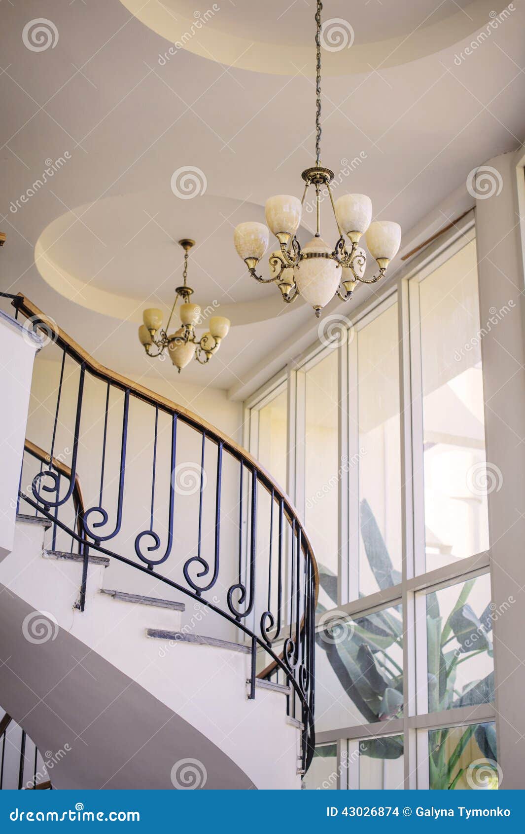 Escalera En El Interior, Lámparas Foto de archivo Imagen de forma