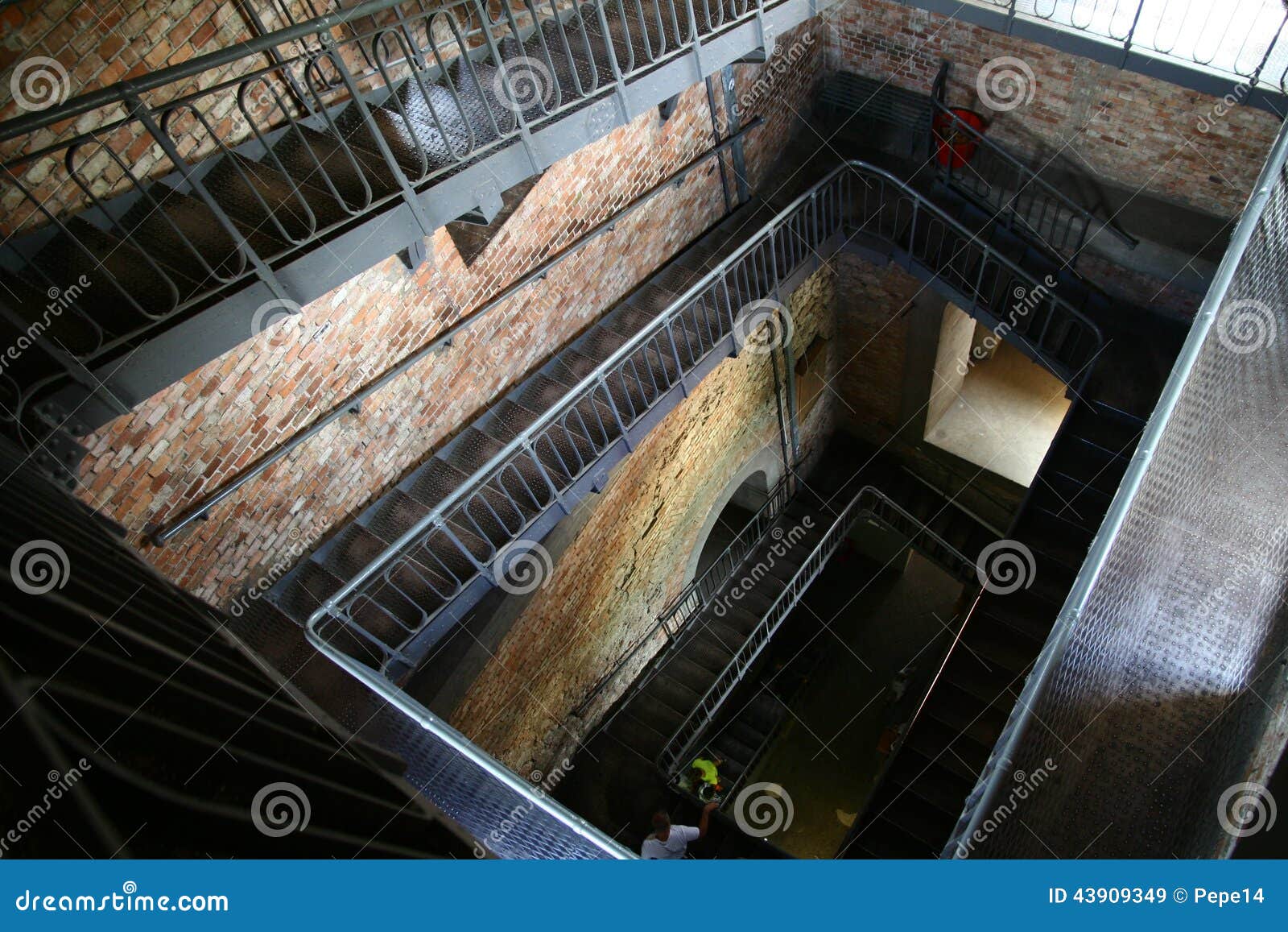 Escaleras al top de la torre de Jasna Gora Monastery en Czestochowa Polonia