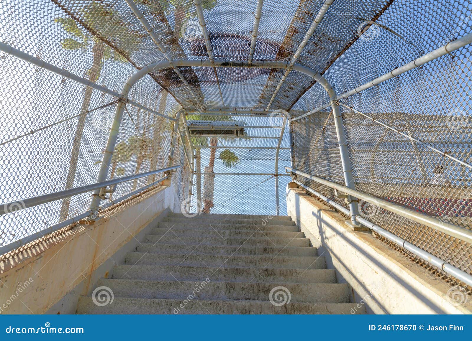 Escaleras Cubiertas Una Pasarela Techo De Malla Metálica En San Clemente De California Naranja Foto de archivo - Imagen de california, cubierto: 246178670