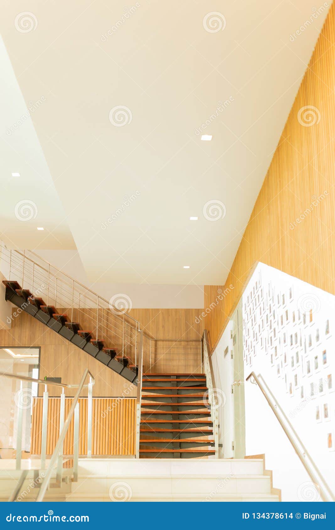 Escaleras De Madera Interiores A La Medida De Lujo En El Edificio Moderno Foto De Archivo Imagen De Vacio Vestibulo 134378614