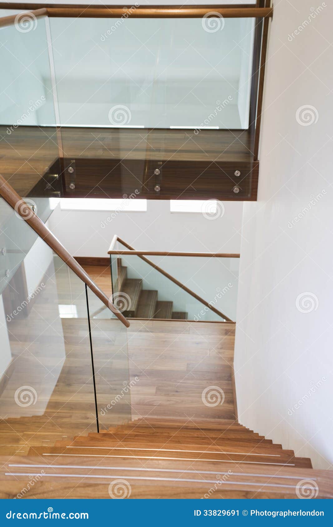 Escaleras De Madera Y Barandillas De Cristal Imagen de archivo - Imagen de  suelo, residencia: 33829691
