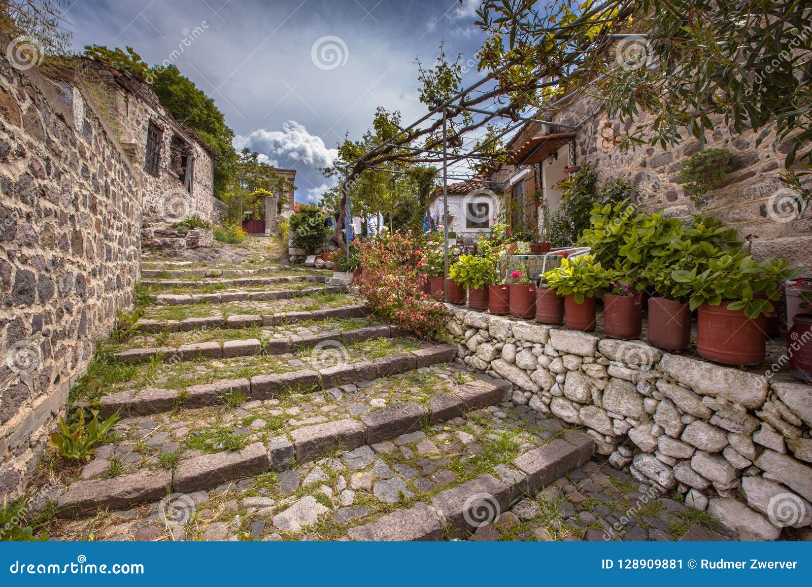 Escaleras De Piedra Con Los Jardines En La Isla Grecia De Lesbos Imagen De Archivo Imagen De Piedra Escaleras 128909881