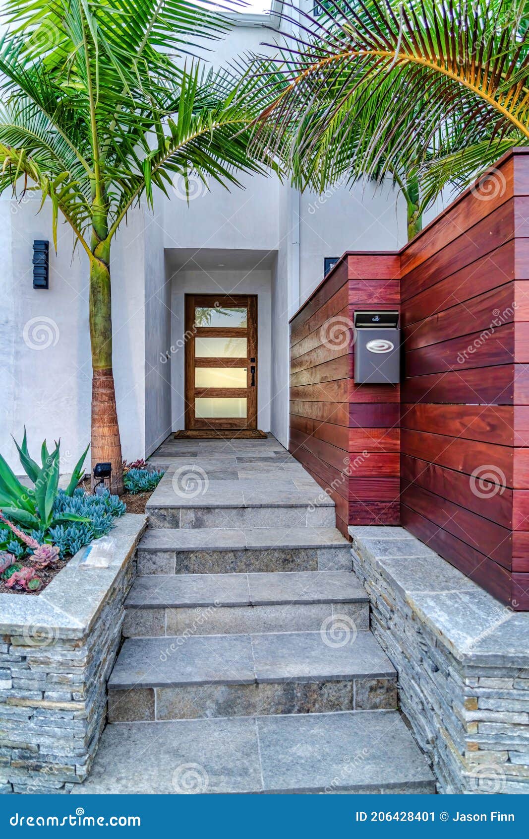 Escaleras Que Llevan a La Puerta Principal Con Entradas De Vidrio  Esmerilado a La Entrada De Una Casa Imagen de archivo - Imagen de cristal,  residencial: 206428401