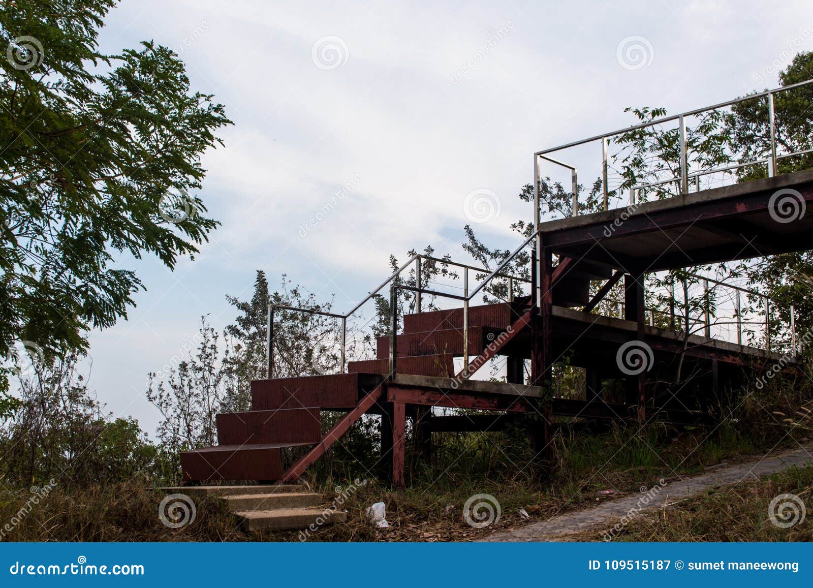 Escaleras viejas del hierro que van al moho en el bosque Los artes y los detalles de la arquitectura se oponen otro