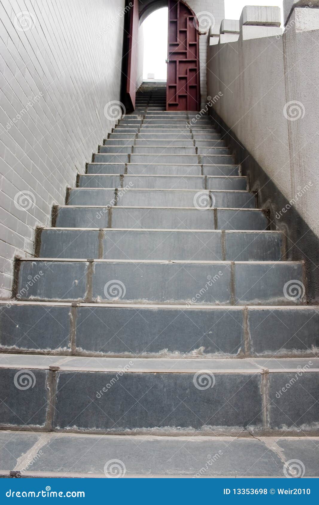 Escaleras Y Puerta Entornada Foto de archivo - Imagen de upwards, cara: 13353698