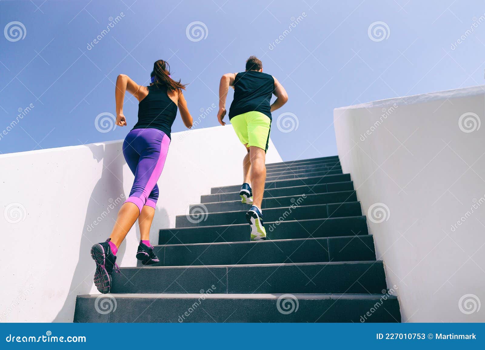 Escaliers Coureurs Course Vers L'escalier Entraînement Hivernage  Entraînement. Couple Faire De L'exercice Et Cardio-training à La Image  stock - Image du gens, turbine: 227010753