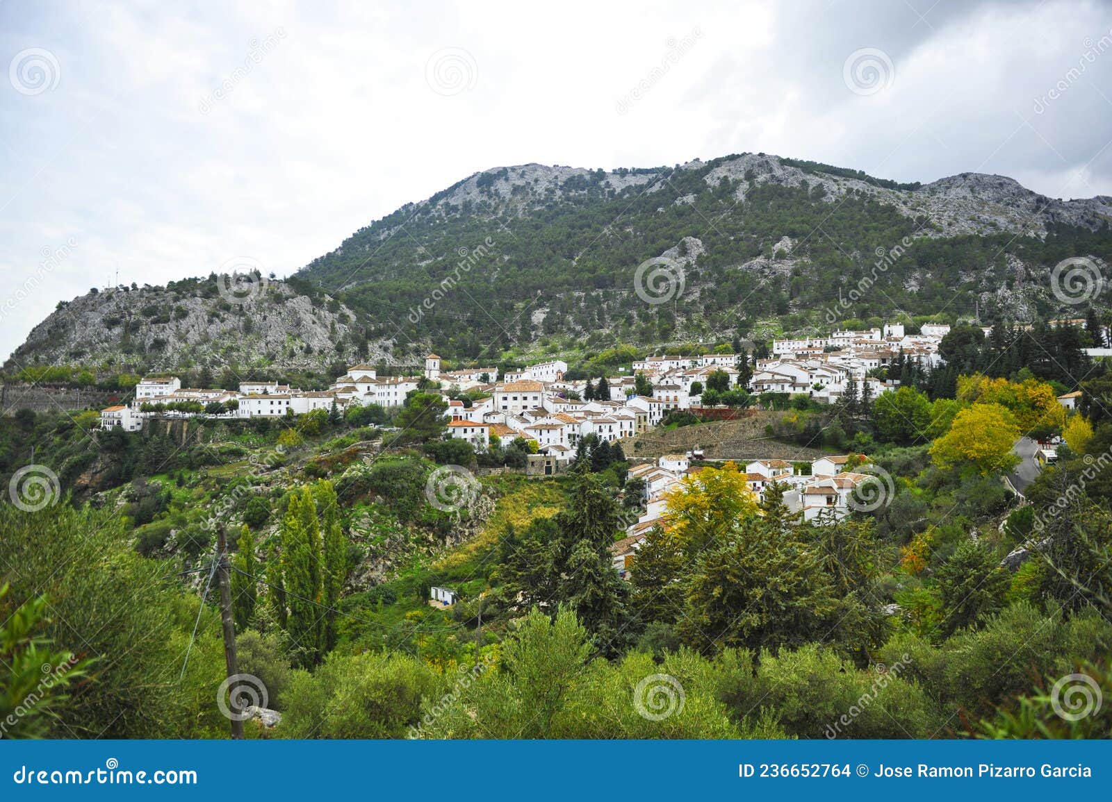 grazalema pueblo blanco de la sierra de cadiz entre montaÃÂ±as. andalucÃÂ­a espaÃÂ±a