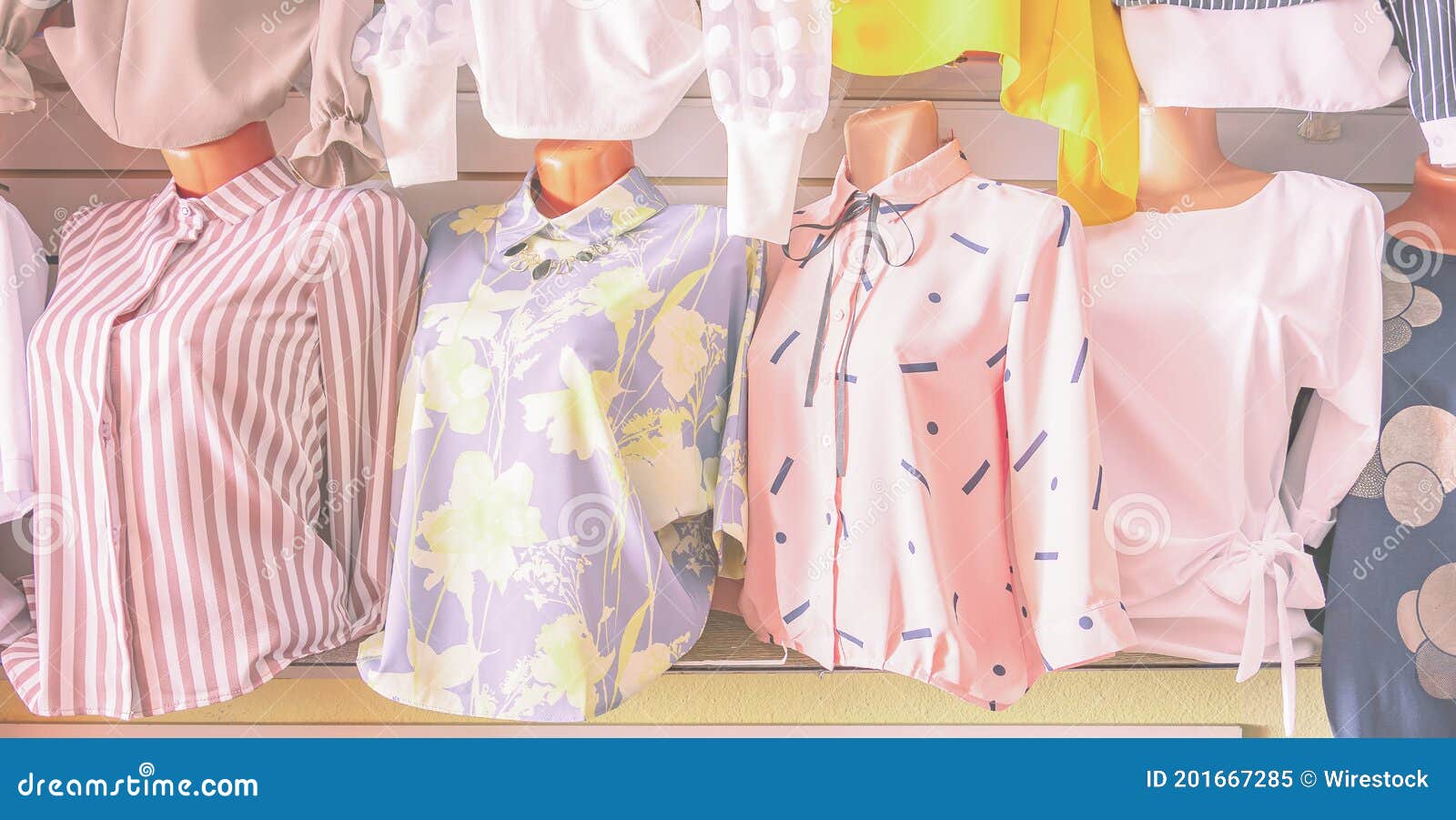 Escaparate De Una Tienda De Ropa De Mujer. Blusas Brillantes De Verano En  Maniquíes. Imagen de archivo - Imagen de color, ropa: 201667285
