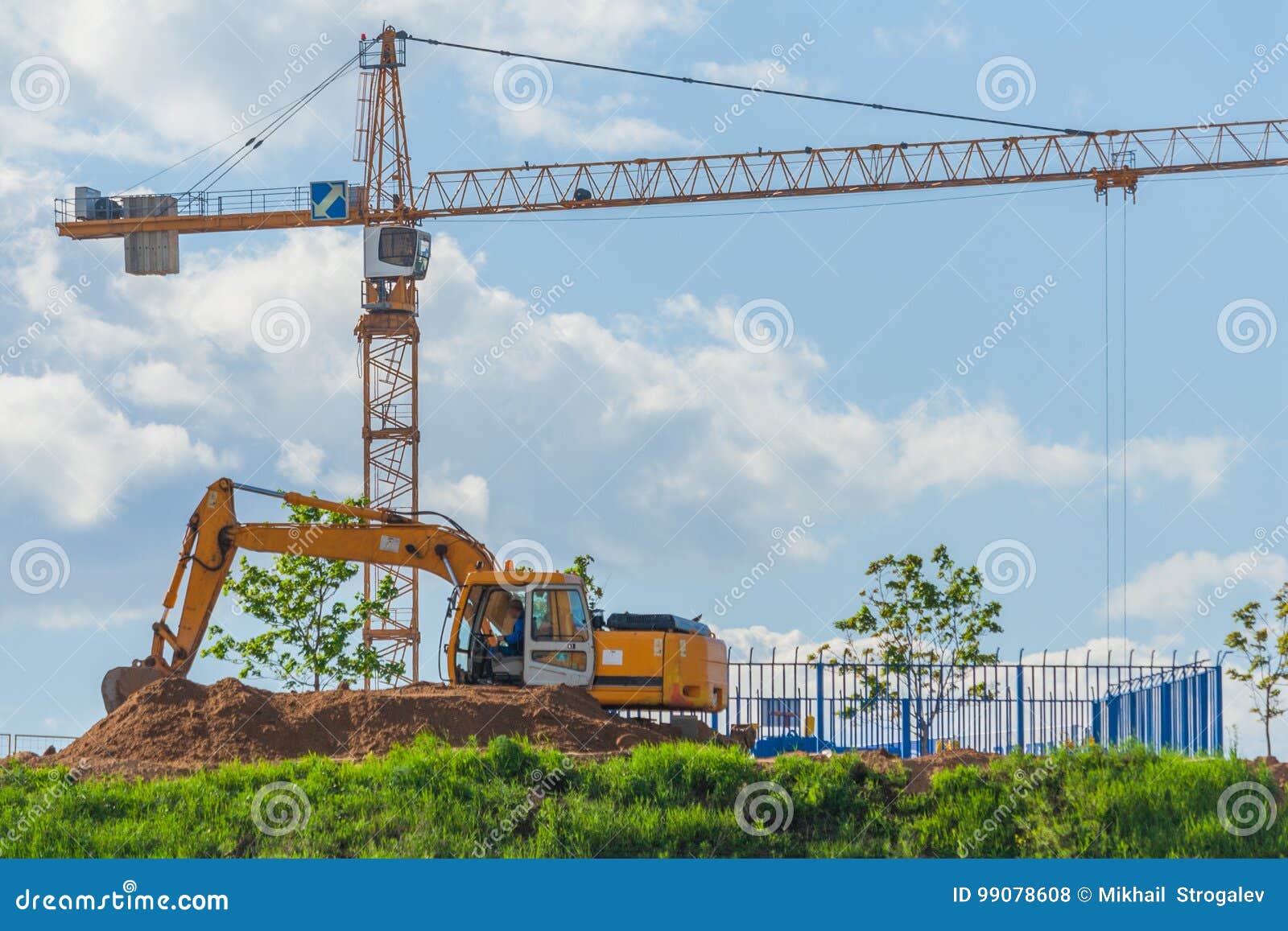 Escavatore Che Scava La Terra E L'uomo Sul Lavoro Fotografia Editoriale - Foto 4