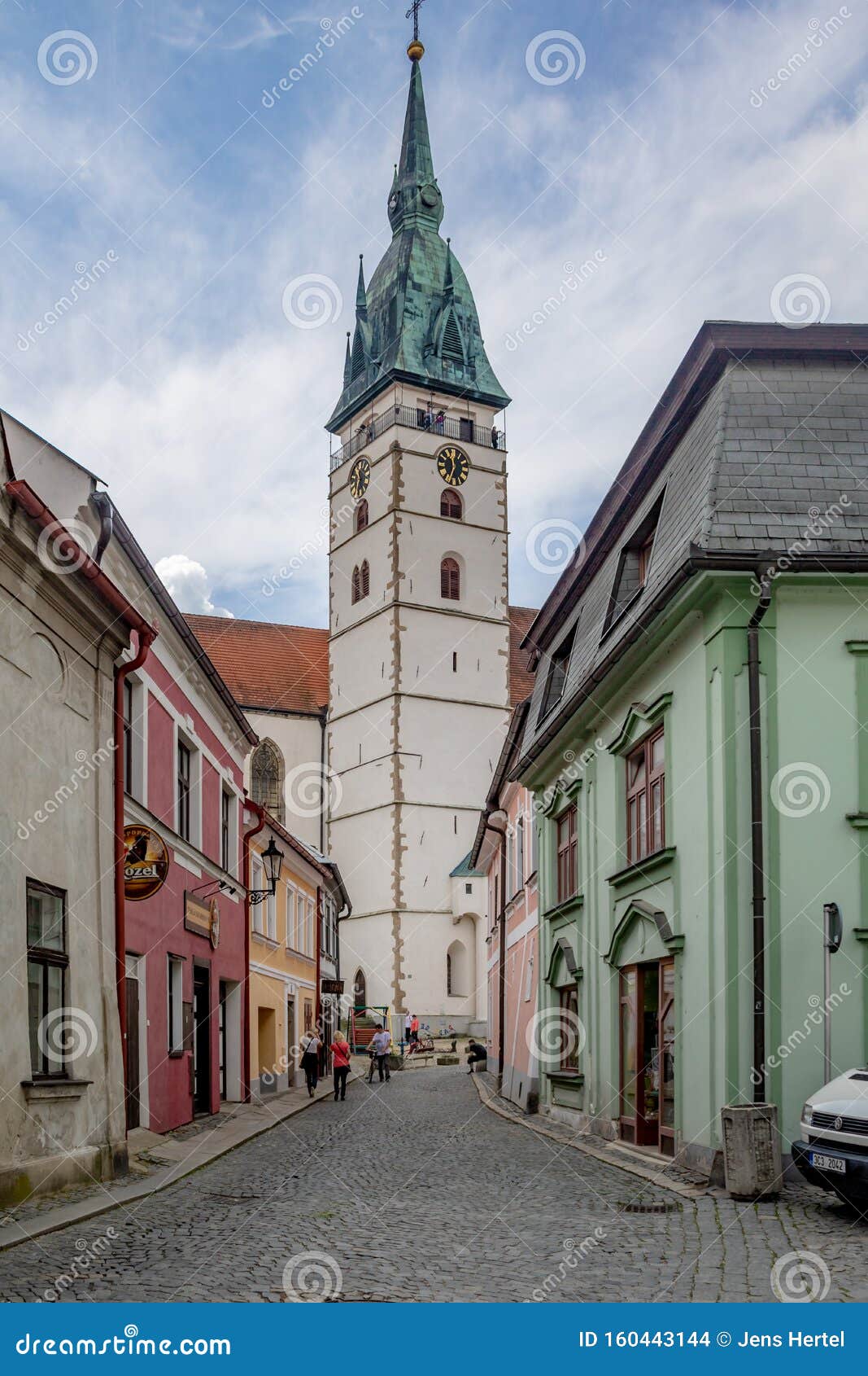 Escena Callejera Con Iglesia En Bohemia Imagen de archivo editorial -  Imagen de calle, cuadrado: 160443144