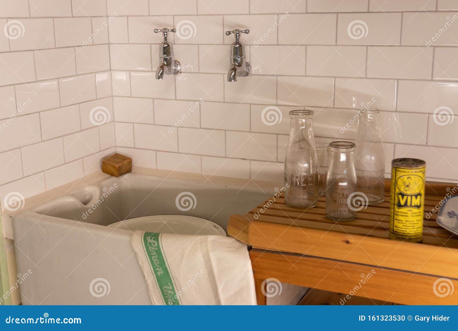 https://thumbs.dreamstime.com/z/escena-de-una-cocina-los-a%C3%B1os-con-azulejos-lavabo-mayordomo-tablero-drenaje-madera-y-polvo-limpieza-vim-portsmouth-hampshire-161323530.jpg