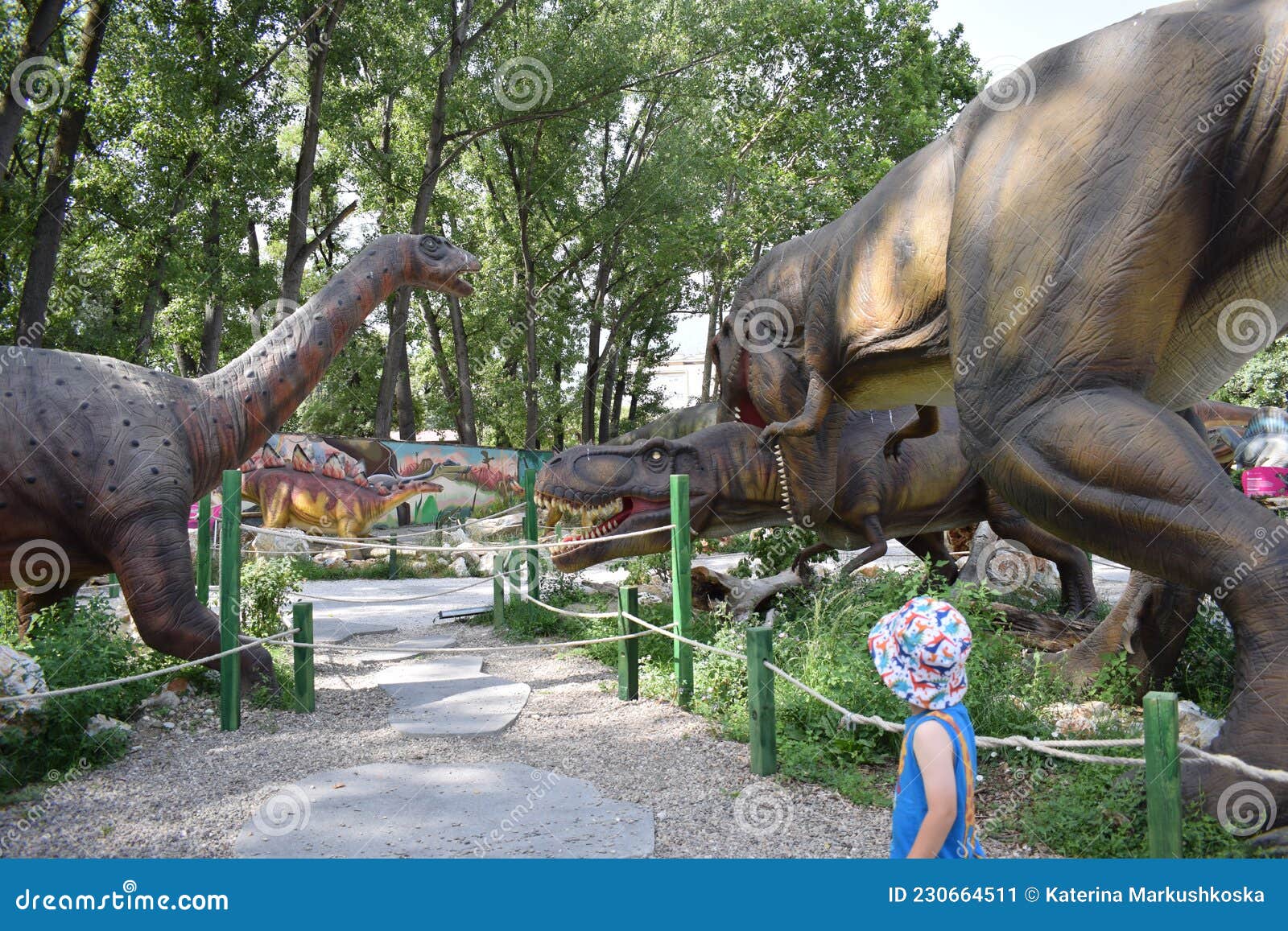 Escena De Una Pelea Entre Un Brontosauro Y Un Trex En Un Parque De Dino. Foto editorial - Imagen de fauna, animal: 230664511 Escena De Una Pelea Entre Un Brontosauro Y Un Trex En Un Parque De Dino. Foto editorial - Imagen de fauna, animal: 230664511